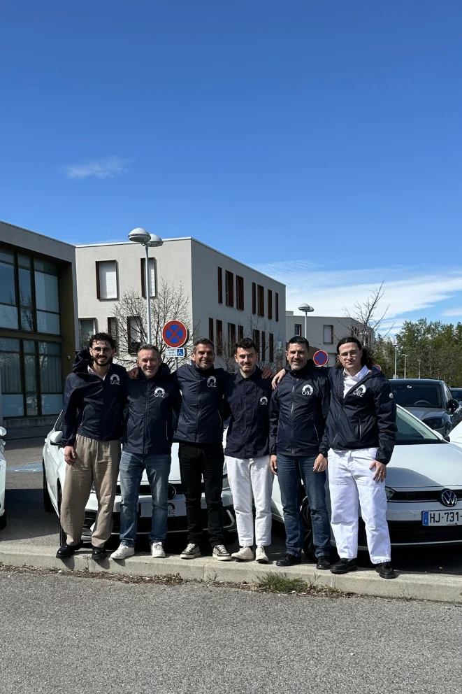 L'équipe Oliz réunie devant ses locaux, avec des véhicules de la flotte